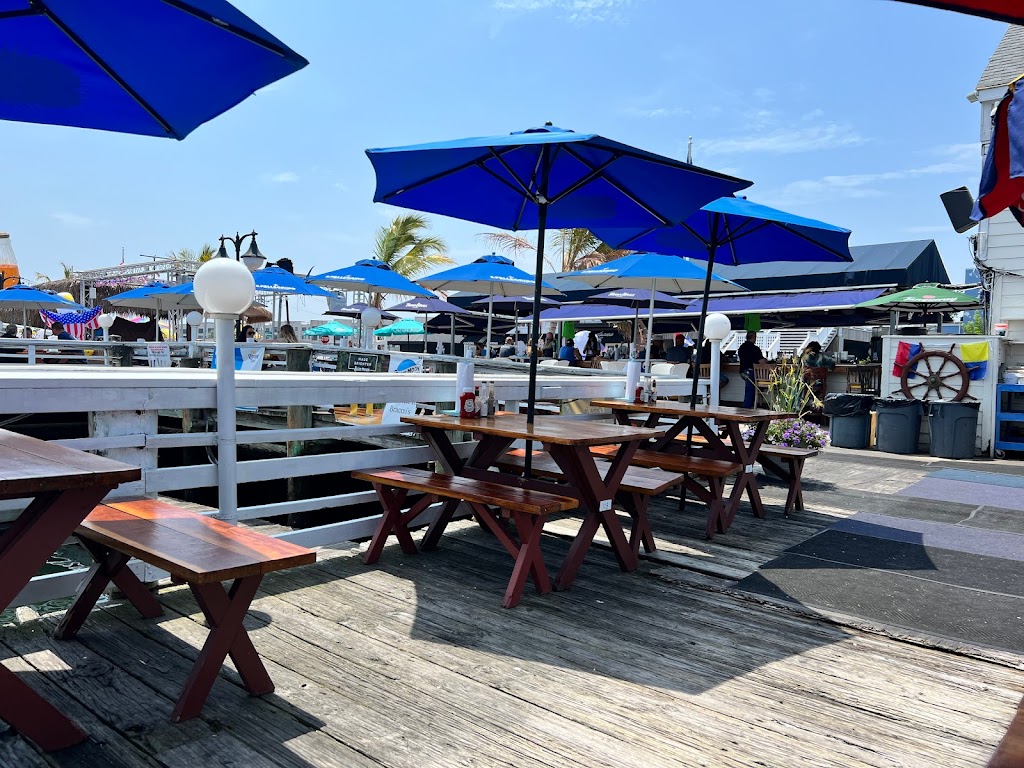 Braccos Clam & Oyster Bar | 319 Woodcleft Ave, Freeport, NY 11520 | Phone: (516) 378-6589