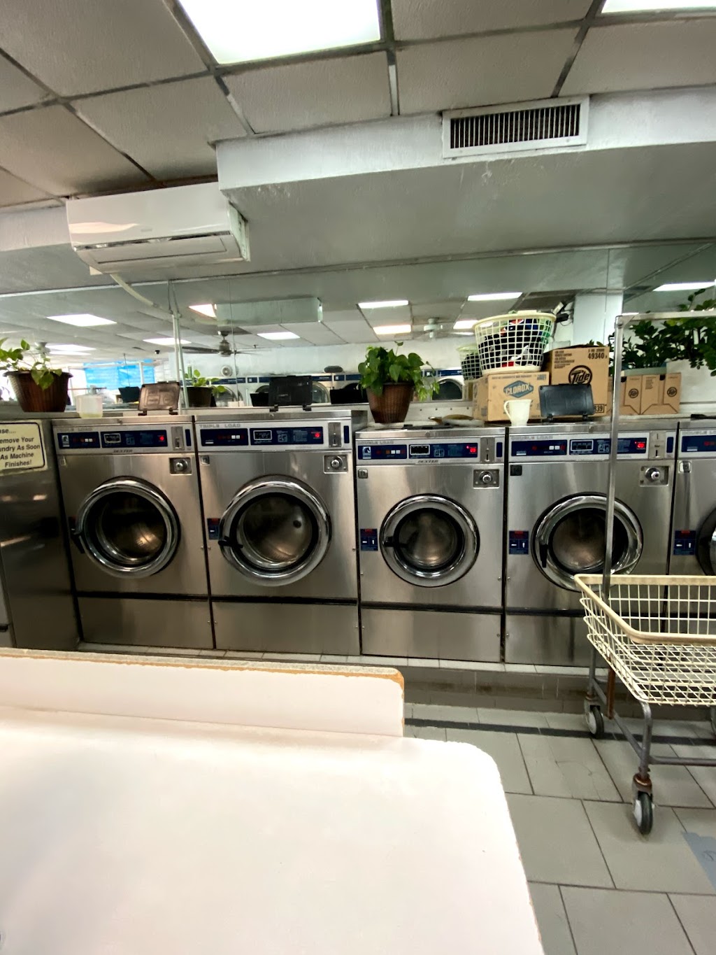 New White Wave Laundromat | 2690 Gerritsen Ave, Brooklyn, NY 11229 | Phone: (718) 368-3800