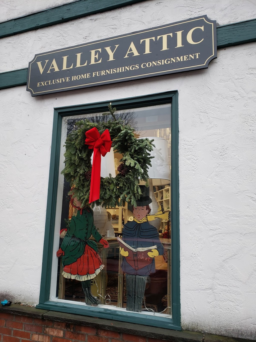 Valley attic | 9 The Plaza, Locust Valley, NY 11560 | Phone: (516) 945-3722