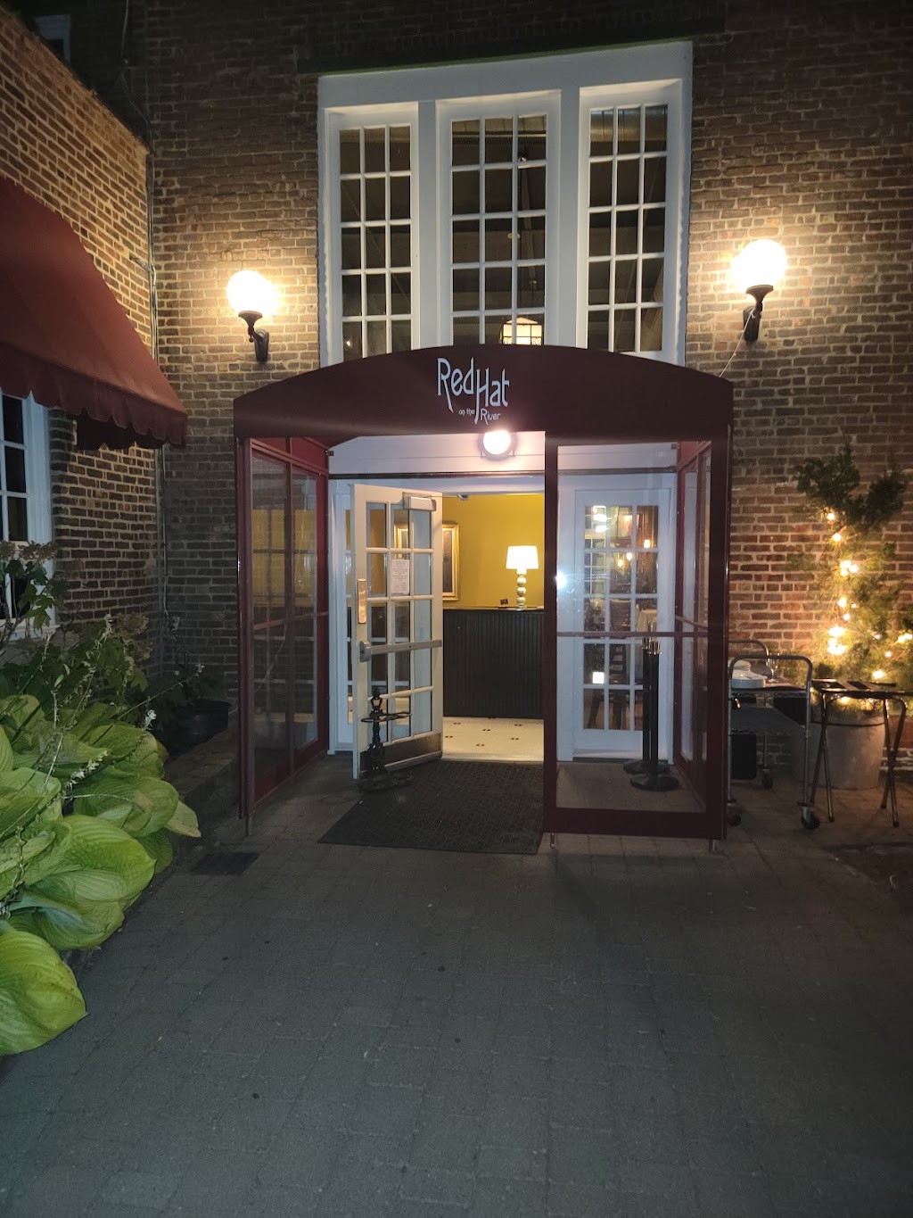 Red Hat on the River | 1 Bridge St, Irvington, NY 10533 | Phone: (914) 591-5888