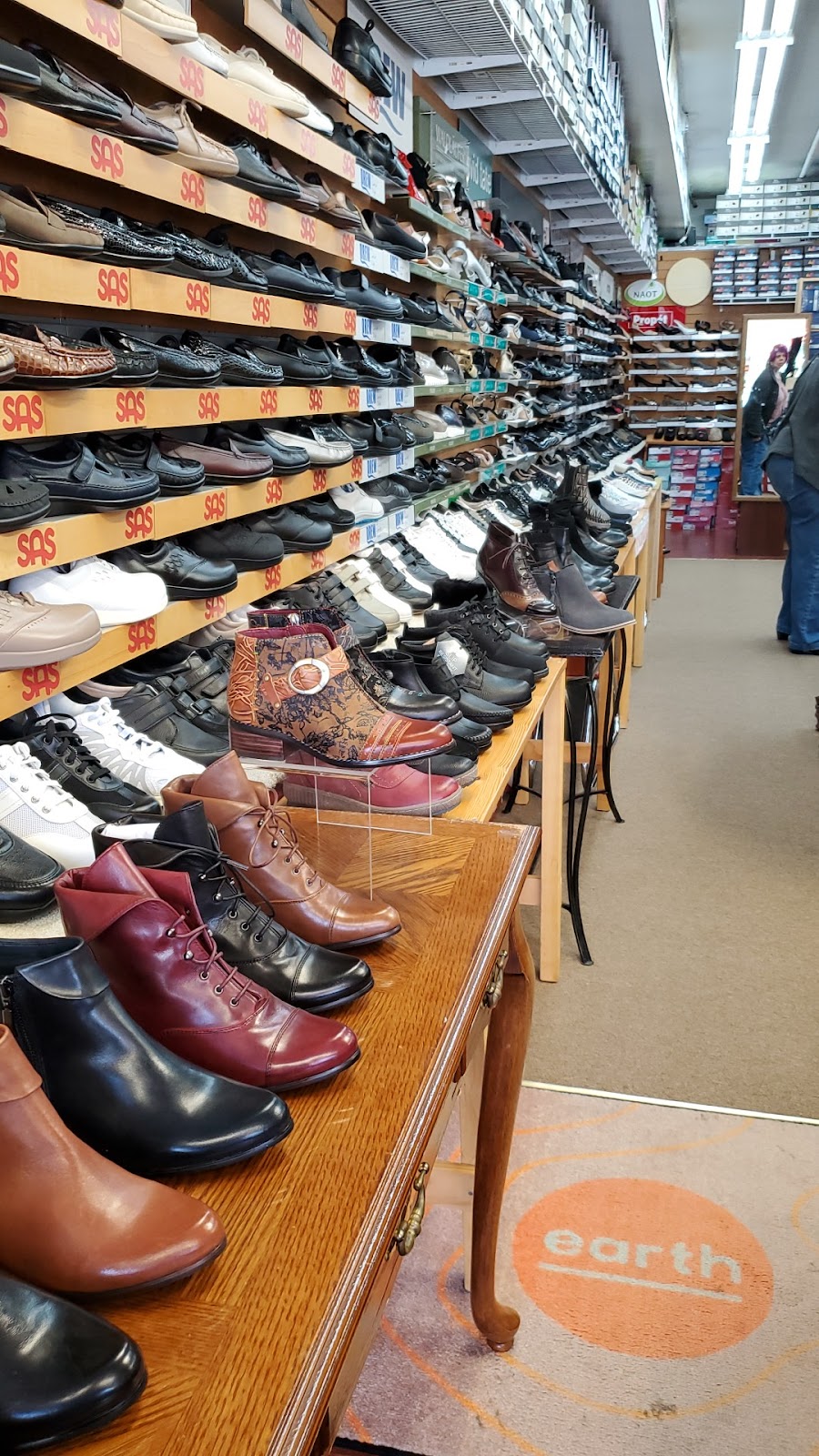 Valentinos Comfort Shoes | 589 Old Country Rd, Plainview, NY 11803 | Phone: (516) 261-9557