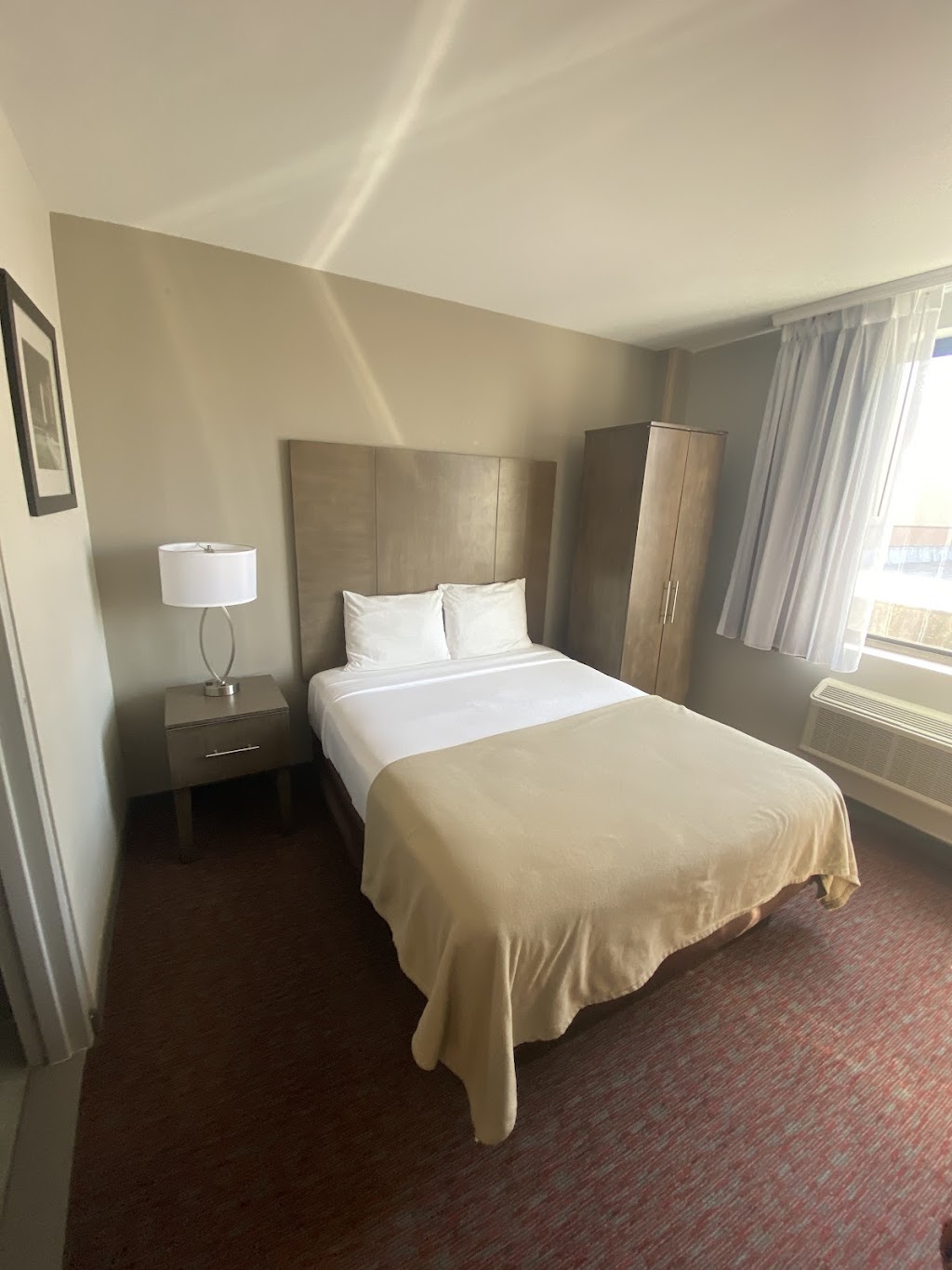 Hotel The Villa | 38-22 11th St, Queens, NY 11101 | Phone: (718) 361-3040