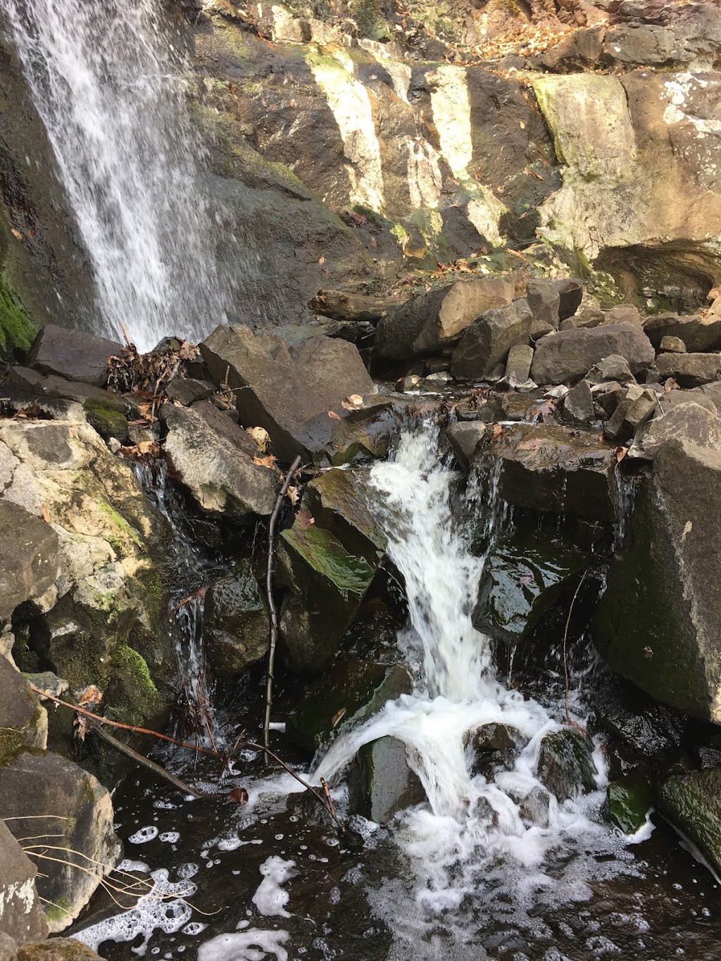 Green Brook Waterfall | Henry Hudson Dr, Alpine, NJ 07620 | Phone: (201) 784-0484