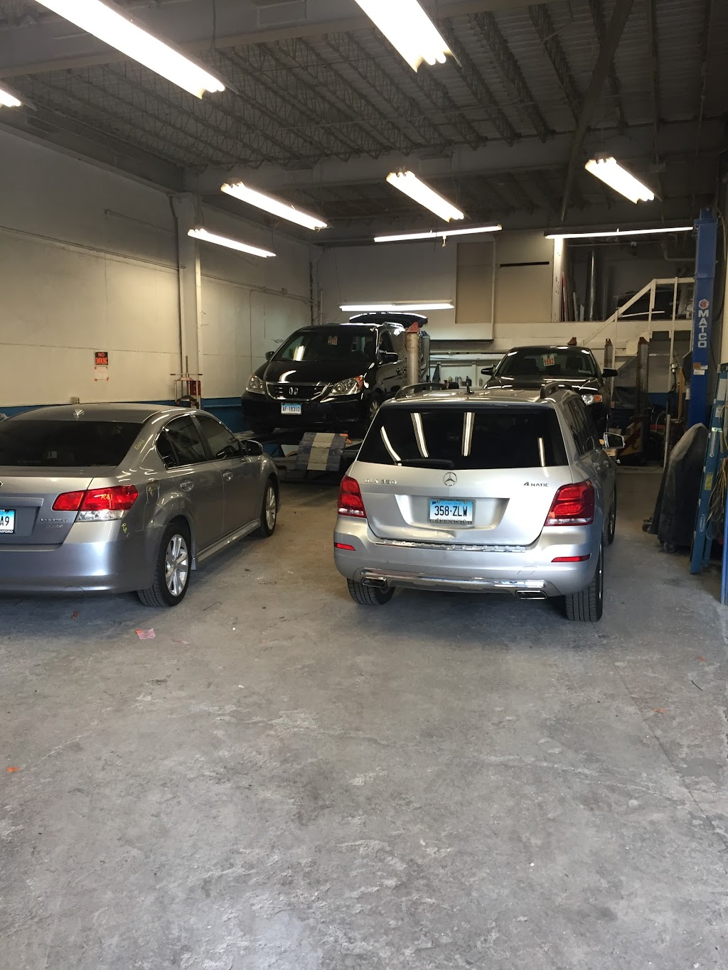 Universal Auto Body & Glass | 914 E Main St #10, Stamford, CT 06902 | Phone: (203) 990-1799