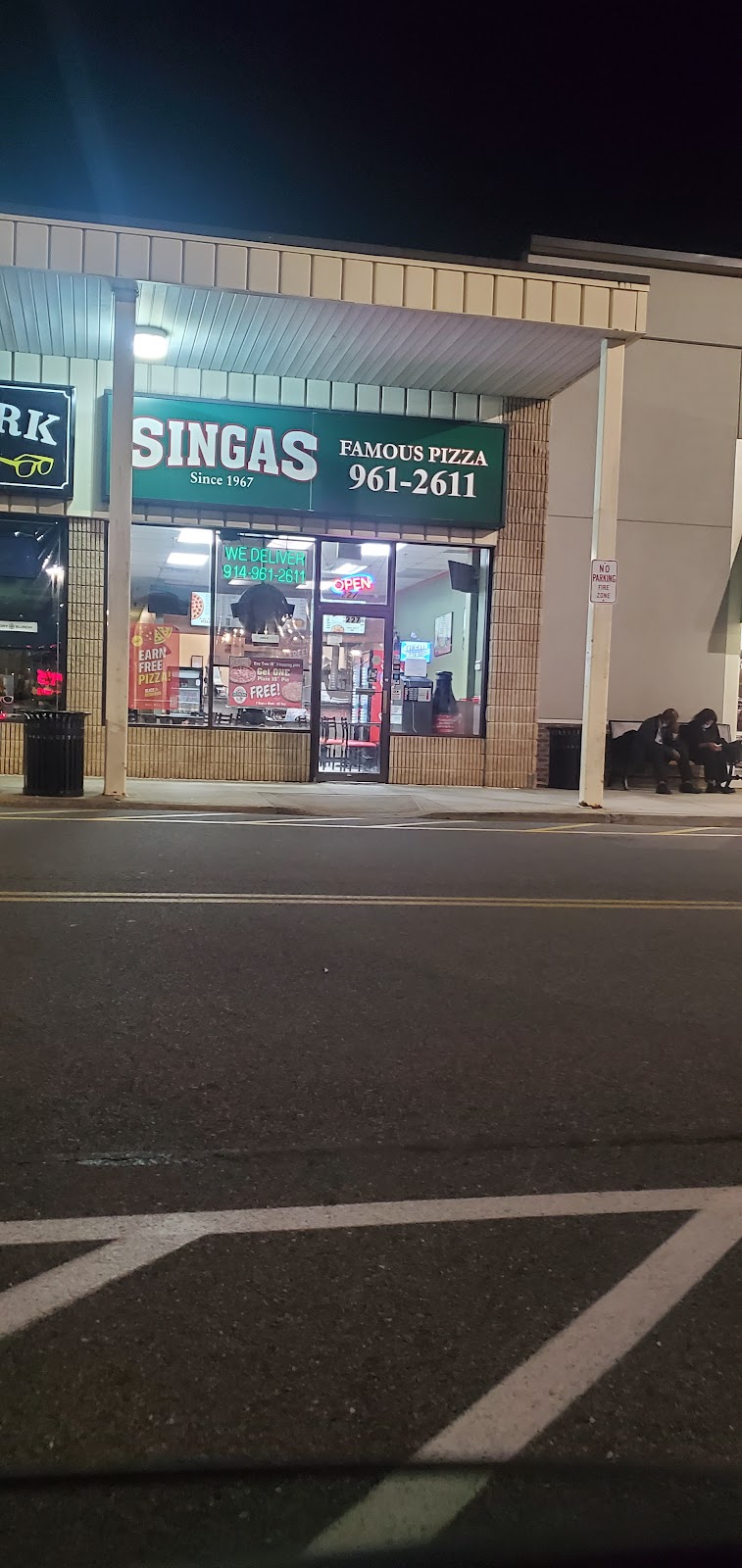 Singas Famous Pizza | 2500 Central Park Ave, Yonkers, NY 10710 | Phone: (914) 961-2611