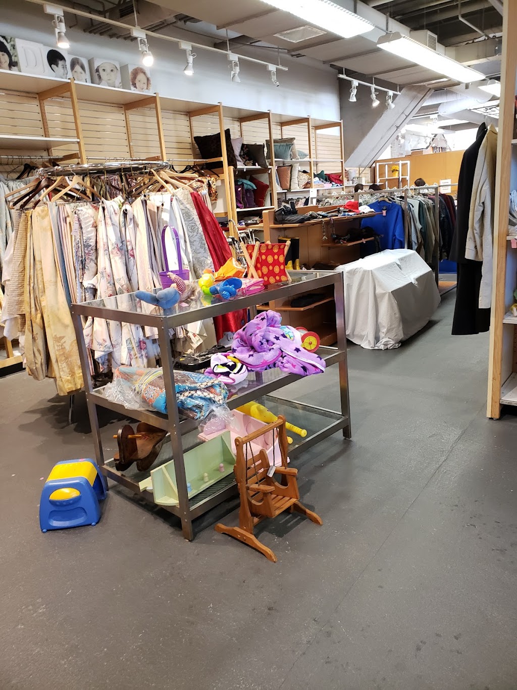 Greenwich Hospital Auxiliary Thrift Shop | 199 Hamilton Ave, Greenwich, CT 06830 | Phone: (203) 863-3933