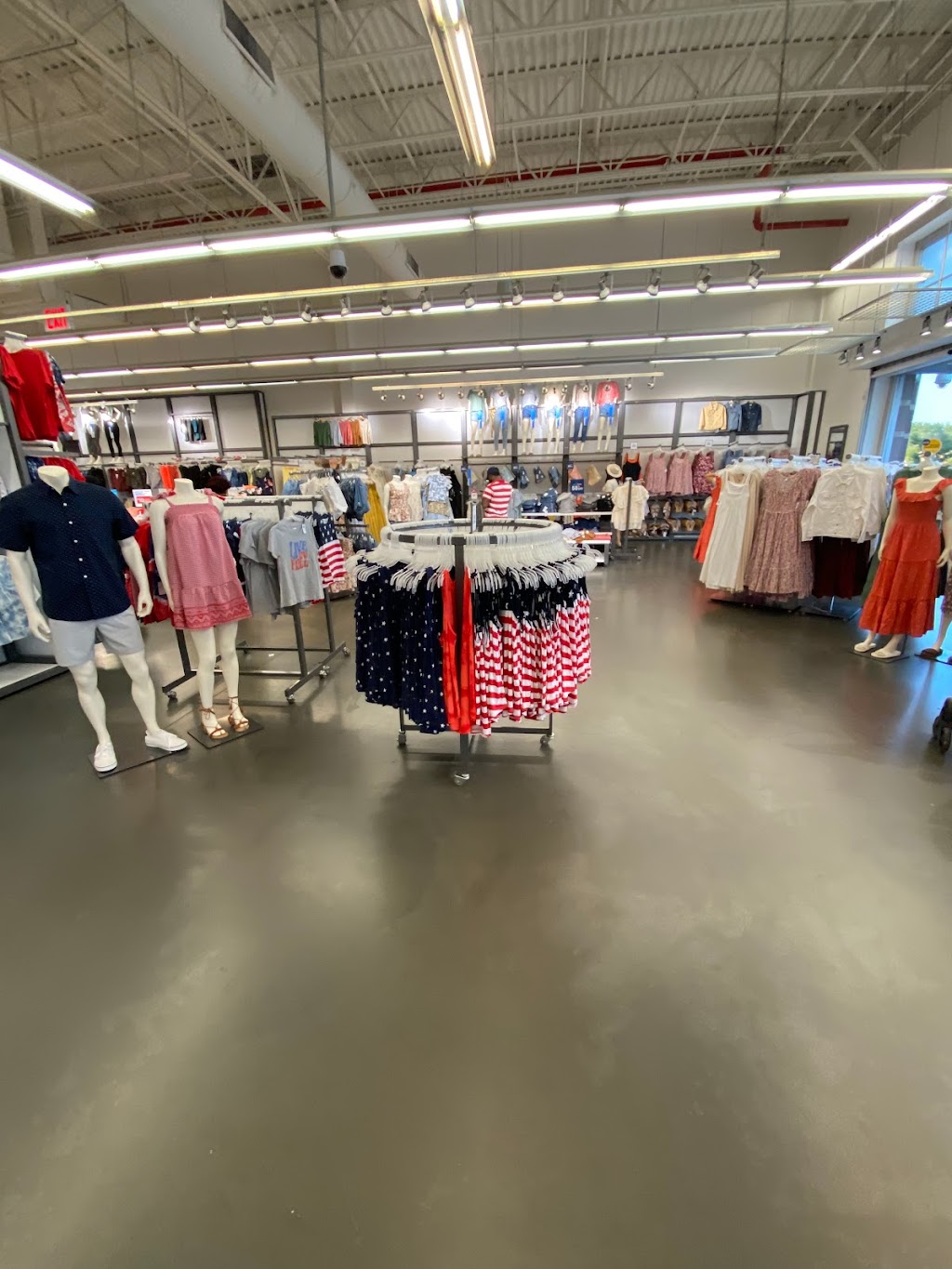 Old Navy | 381 Gateway Dr Space D - 1, Brooklyn, NY 11239 | Phone: (718) 407-0759