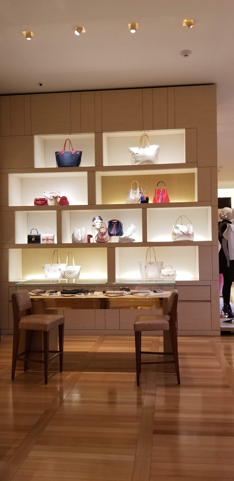 Tory Burch | 1992 Northern Blvd, Manhasset, NY 11030 | Phone: (516) 627-1790