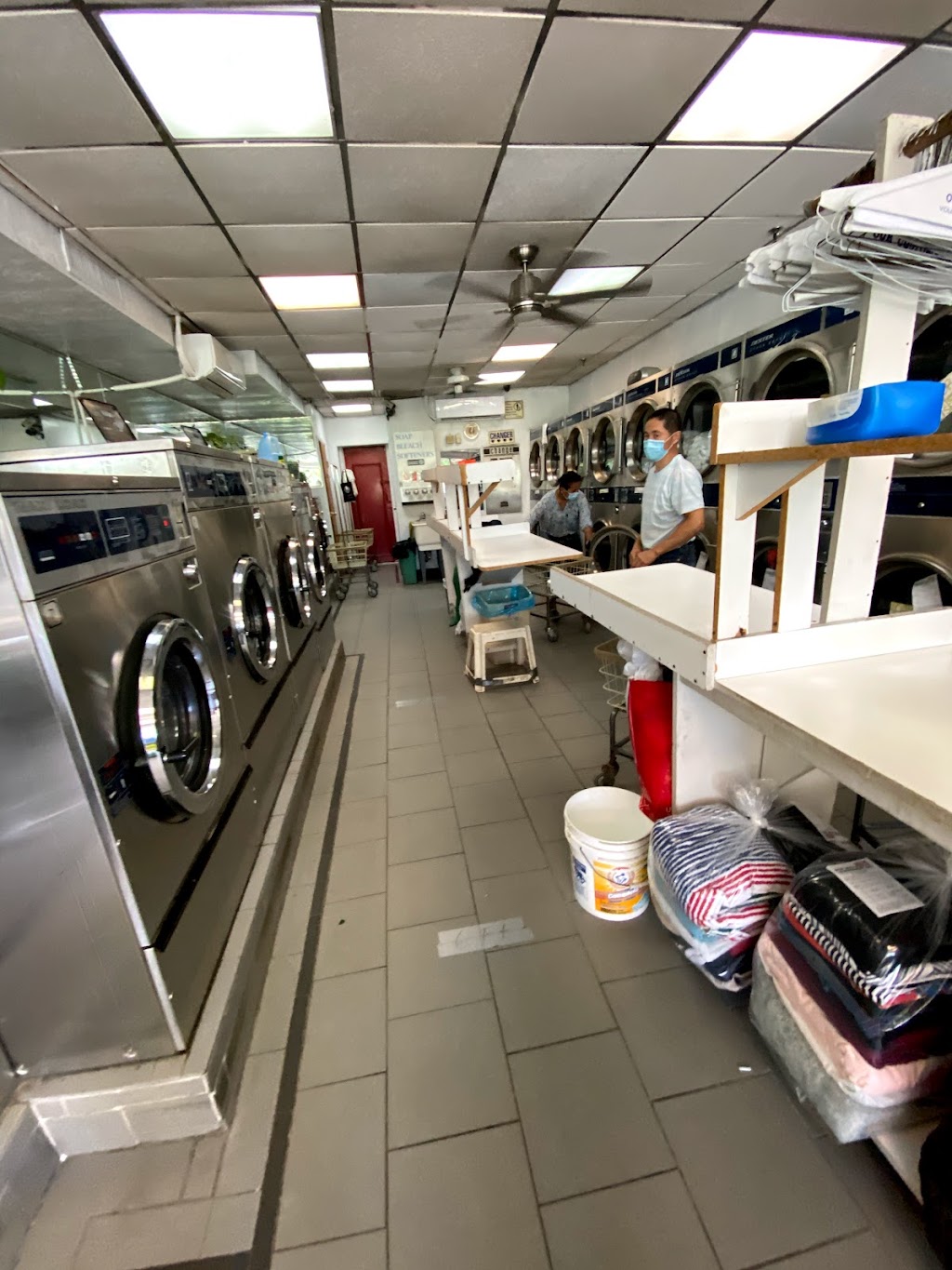 New White Wave Laundromat | 2690 Gerritsen Ave, Brooklyn, NY 11229 | Phone: (718) 368-3800