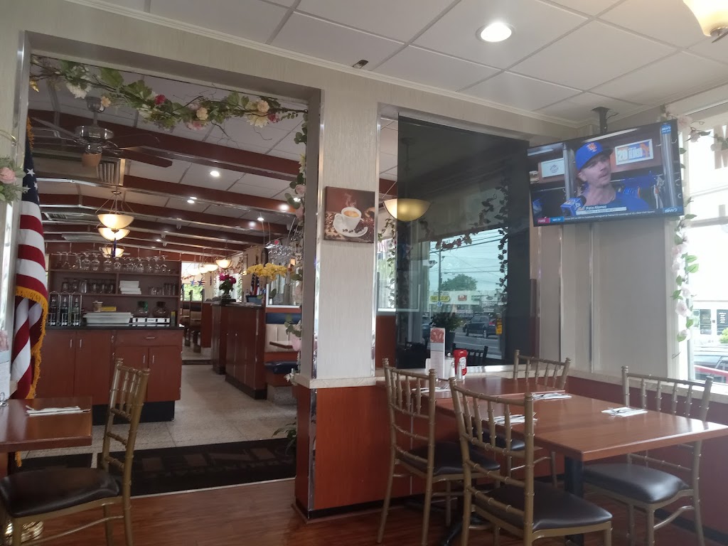 Farmingdale Diner | 17 Hempstead Tpke, Farmingdale, NY 11735 | Phone: (516) 777-3377