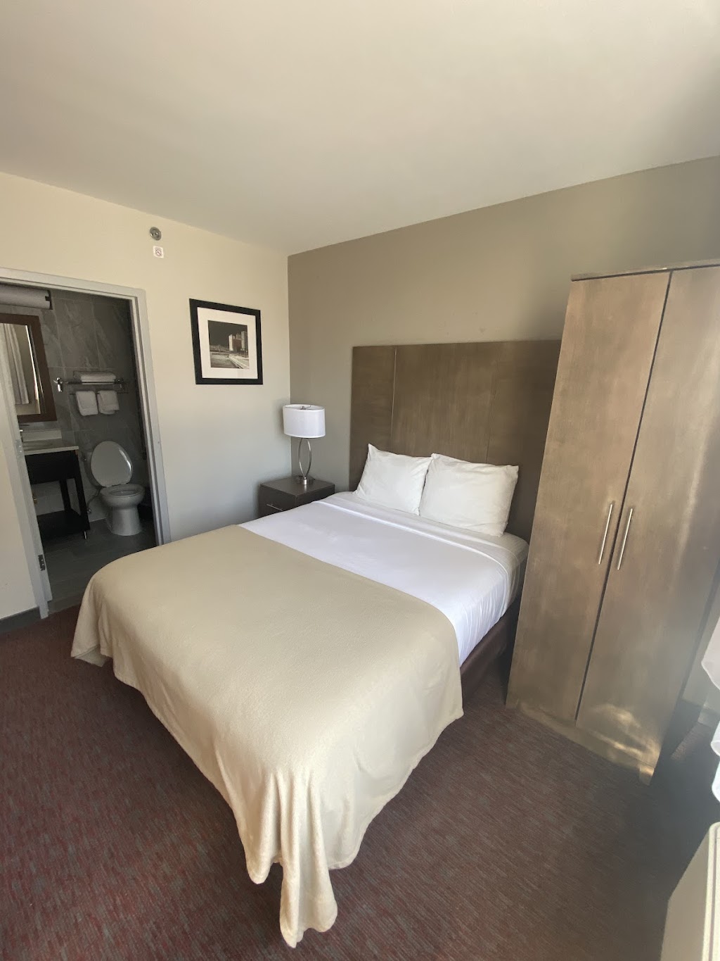 Hotel The Villa | 38-22 11th St, Queens, NY 11101 | Phone: (718) 361-3040