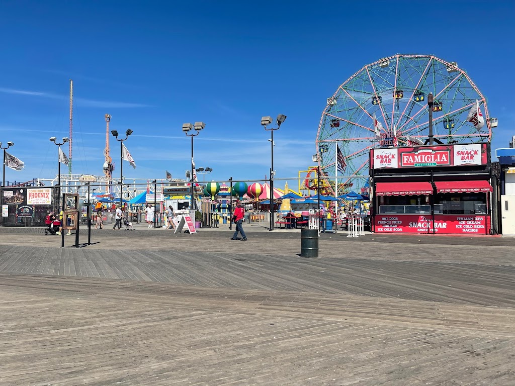 Famiglia Pizzeria at Denos Wonder Wheel Amusement Park | 1027 Riegelmann Boardwalk, Brooklyn, NY 11224 | Phone: (718) 372-2592