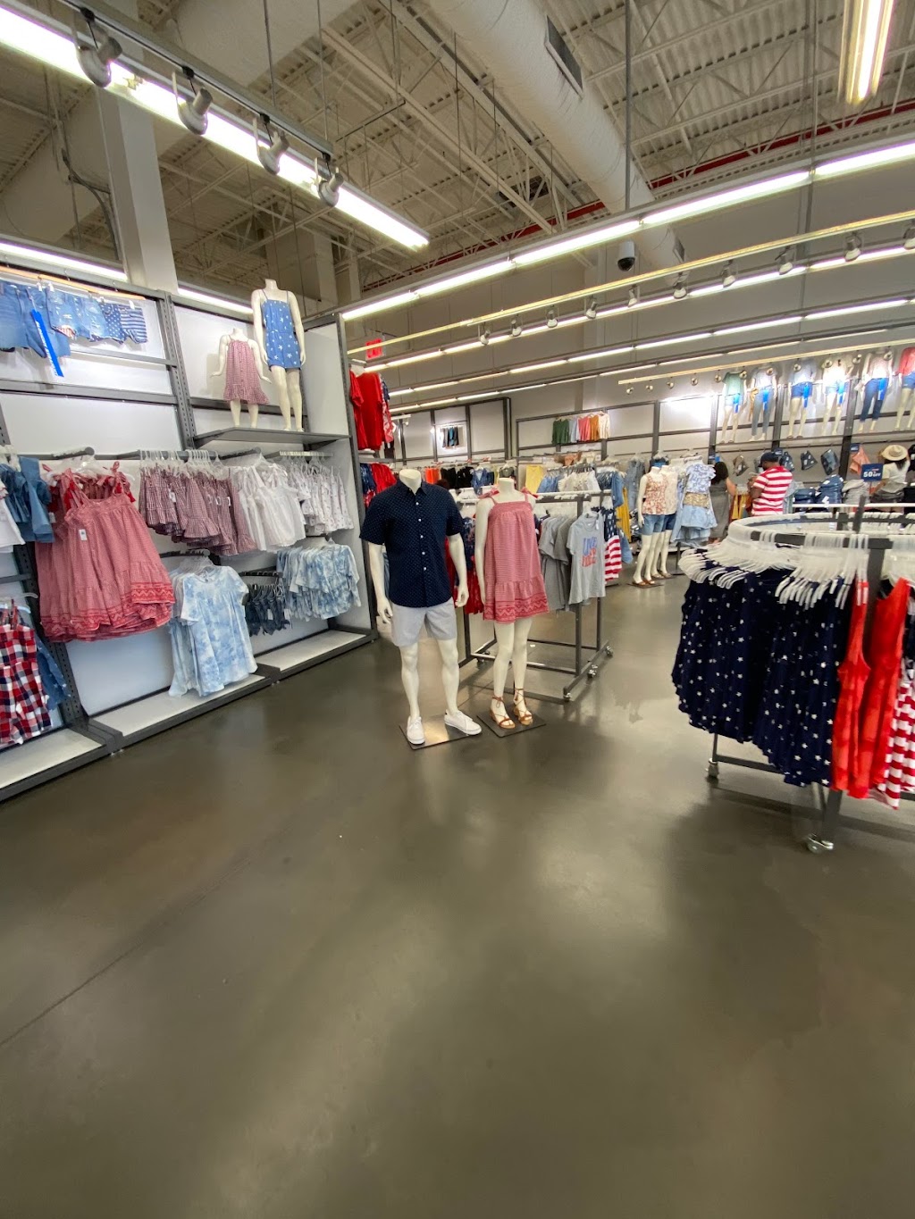 Old Navy | 381 Gateway Dr Space D - 1, Brooklyn, NY 11239 | Phone: (718) 407-0759