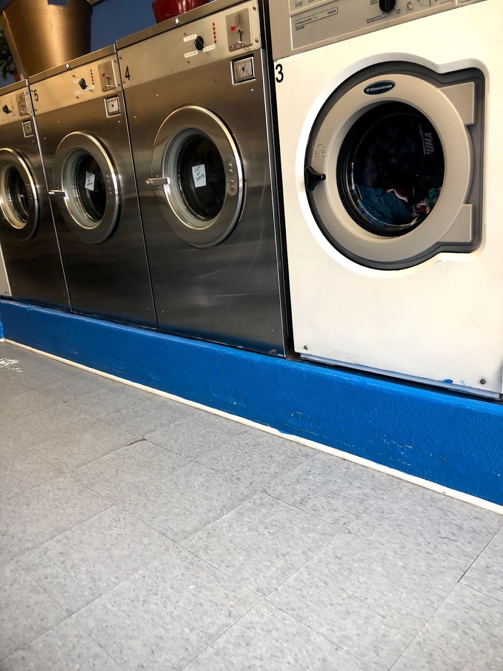 Landing Laundromat | 28 Carpenter St, Glen Cove, NY 11542 | Phone: (516) 759-4355