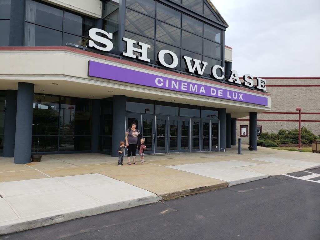 Showcase Cinema de Lux Farmingdale | 1001 Broadhollow Rd, Farmingdale, NY 11735 | Phone: (800) 315-4000