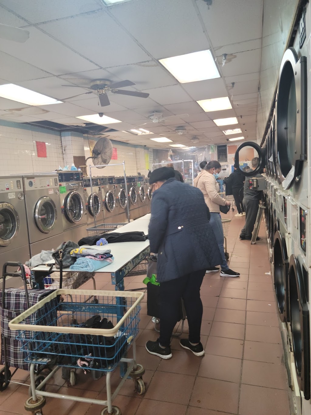 Clean & White Laundromat | 235 E 198th St, Bronx, NY 10458 | Phone: (718) 933-3942