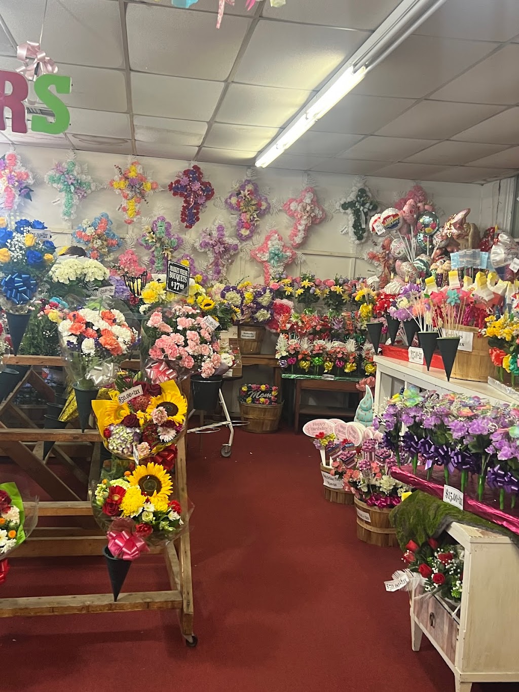 Helens Flowers | 7 Wellwood Ave, Farmingdale, NY 11735 | Phone: (631) 752-1887