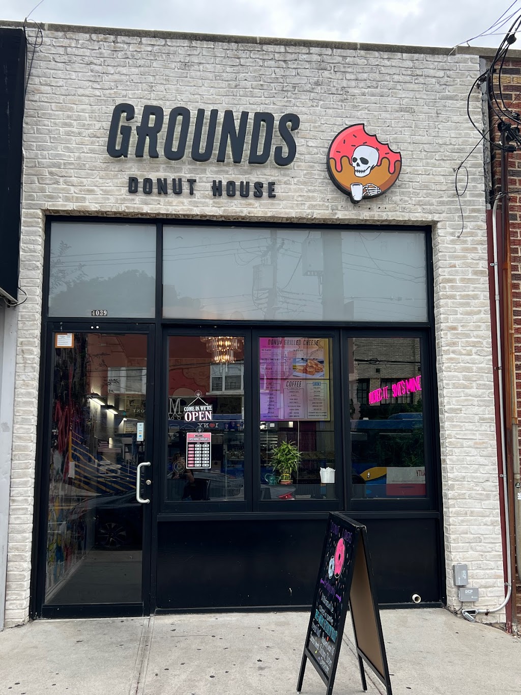 Grounds Donut House | 4039 E Tremont Ave, Bronx, NY 10465 | Phone: (718) 885-4335