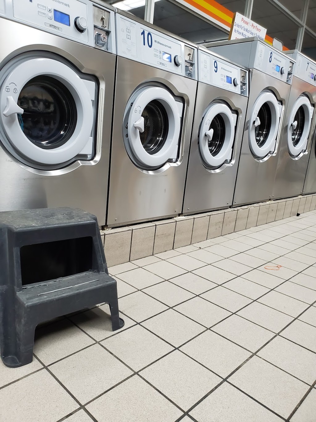 Clean & White Laundromat | 235 E 198th St, Bronx, NY 10458 | Phone: (718) 933-3942