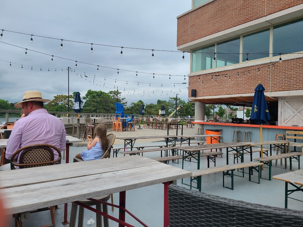 Beer Garden at Shippan Landing | 290 Harbor Dr, Stamford, CT 06902 | Phone: (203) 246-0017